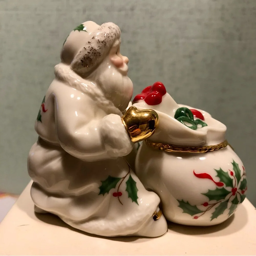 LENOX HOLIDAY SANTA WITH BAG OF TOYS SALT AND PEPPER SHAKERS HOLLY PATTE…